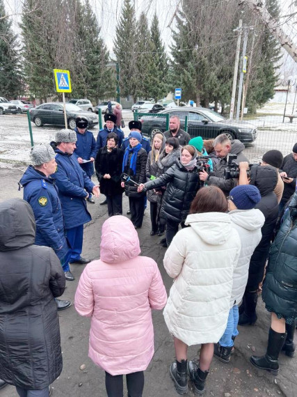По итогам мероприятия Дмитрий Демешин поручил Антону Герману проконтролировать ход и своевременность ремонтных работ в образовательных учреждениях региона, соблюдение прав детей на образование..